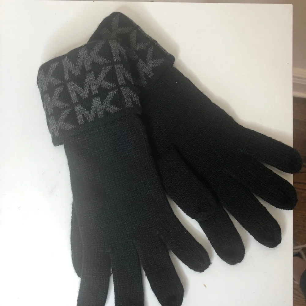 Michael Kors MK Knit Gloves Black Charcoal Gray